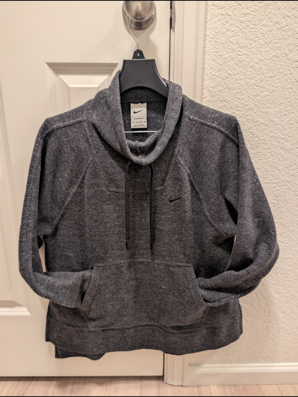 Nike Women’s XS Dark Gray Pullover Therma-fit